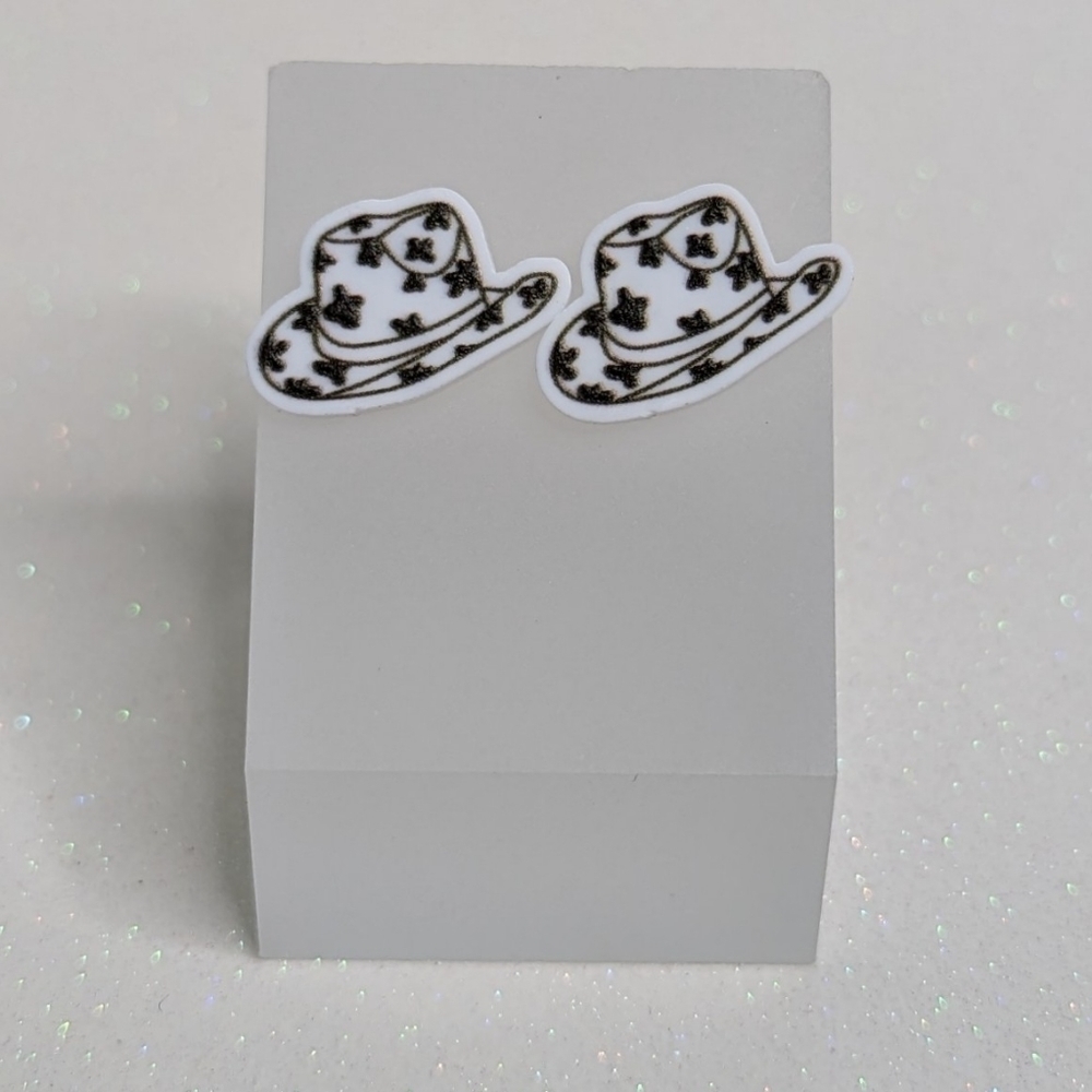 Cowboy hat cow print white and black acrylic stud earrings - Picture 6 of 7